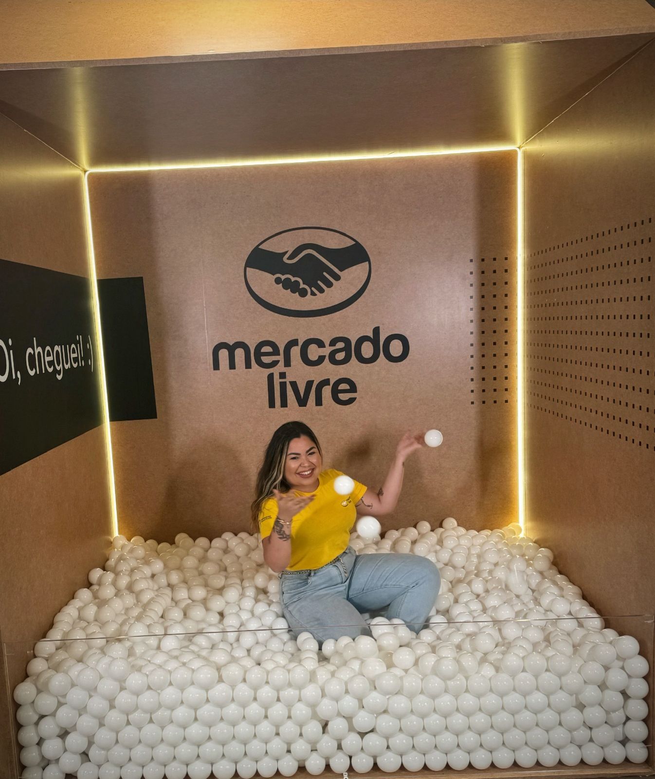 Ana na piscina de bolinhas Mercado Livre